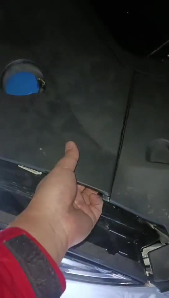 Start at the edge shown and release the upper cover progressively.